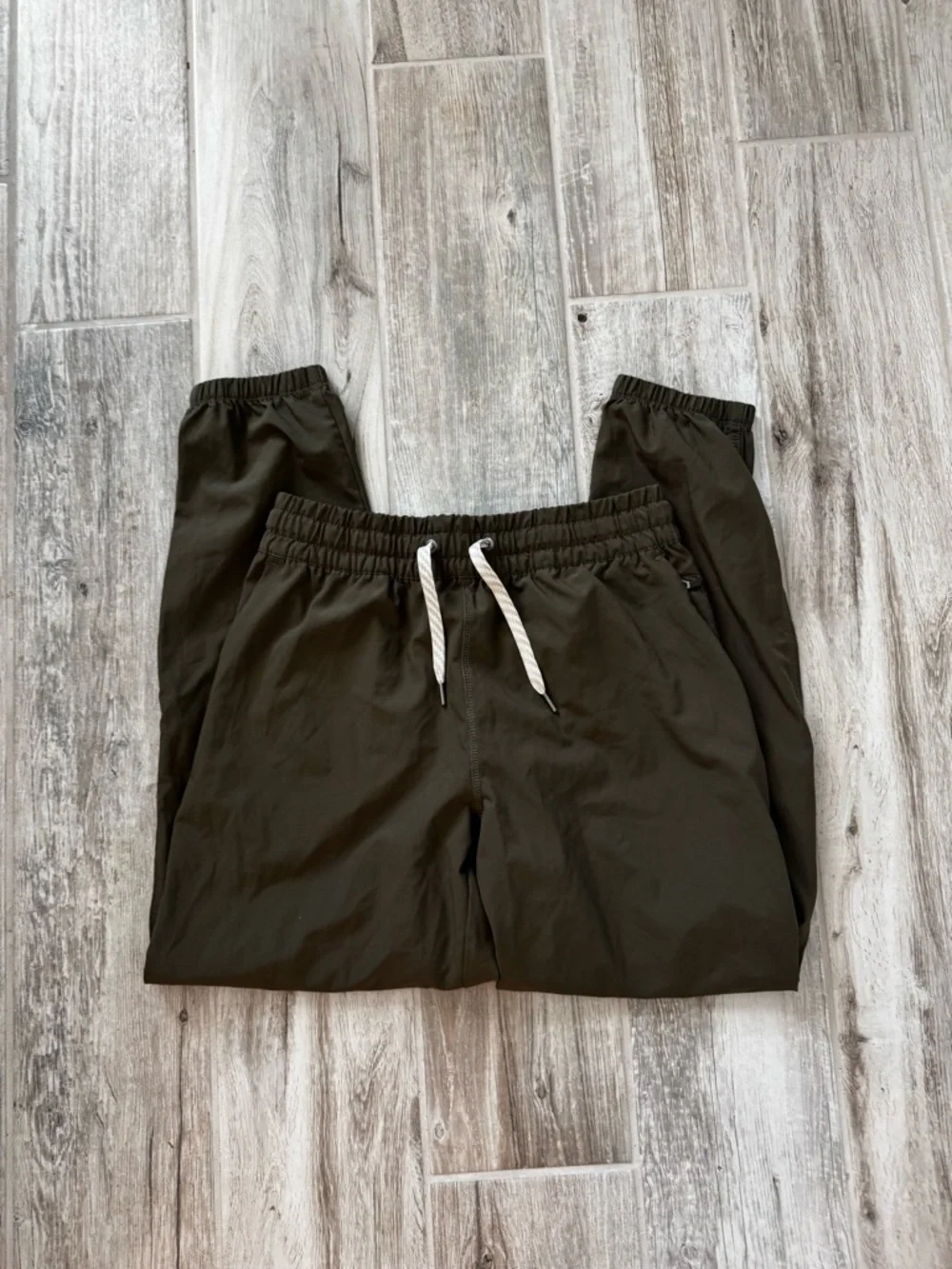Vuori Women's Miles Jogger Size Small Oregano Green Like New - Picture 3 of 12